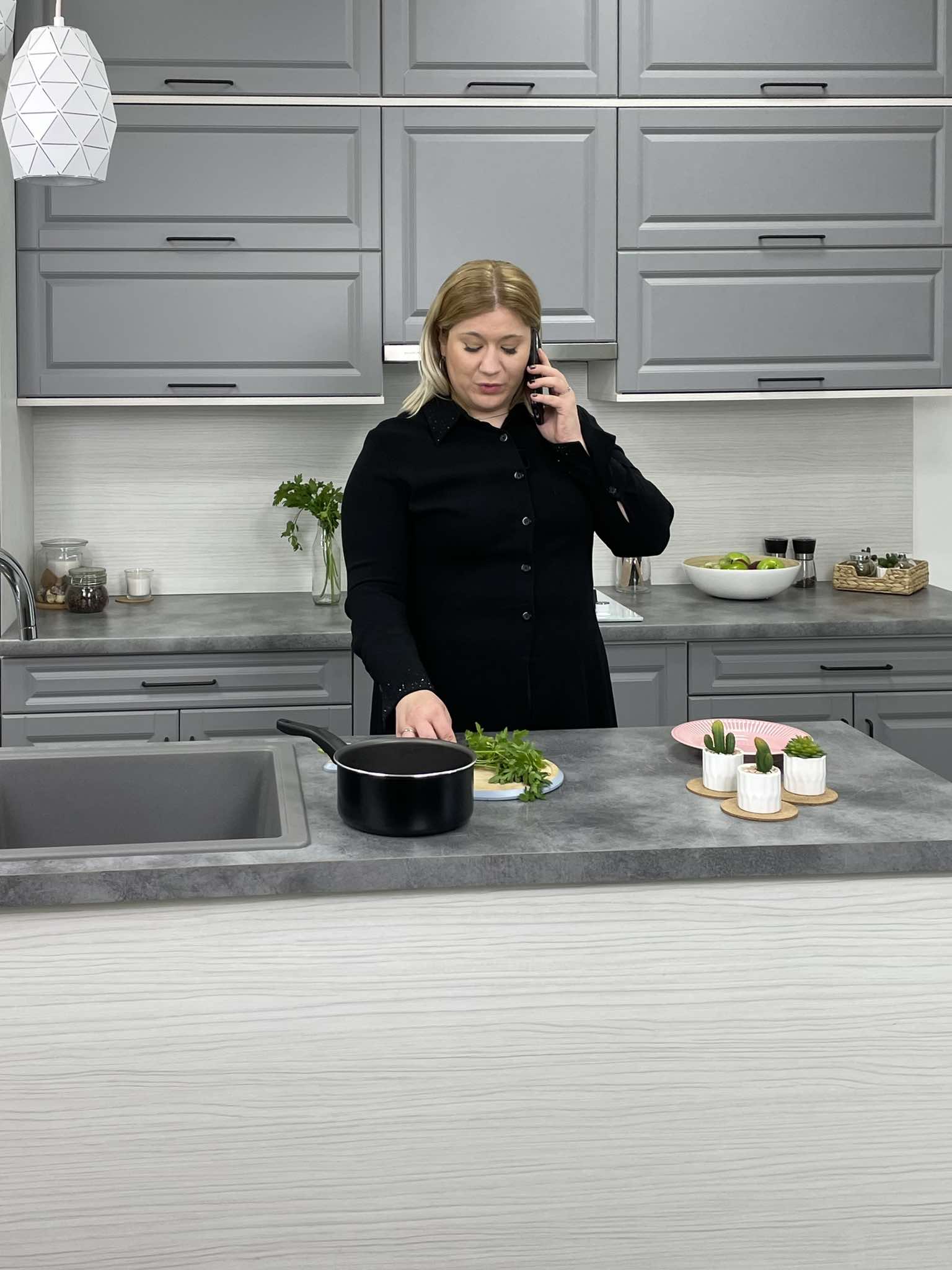 TikTok videó forgatása a Divian számára statisztákkal, kellékekkel