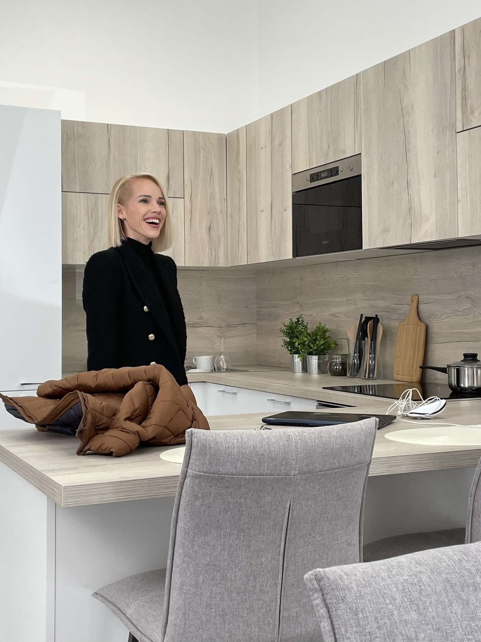 TikTok videó forgatása jó hangulatban, statisztával