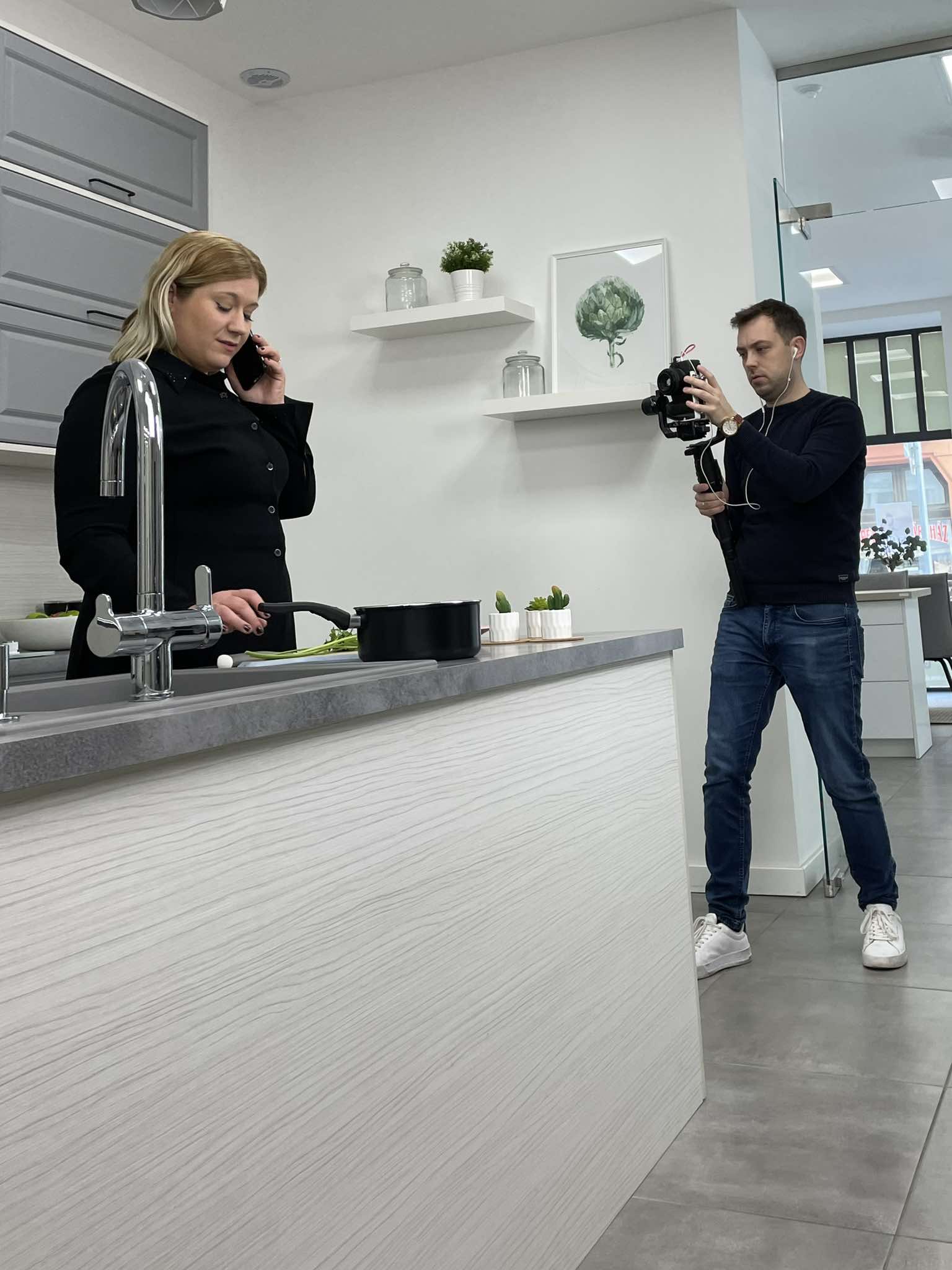 Videó forgatása statisztával a Divian konyhában